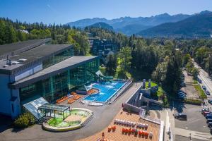 una vista aérea de un edificio con piscina en VisitZakopane - Aquapark Residence Lux Apartment, en Zakopane