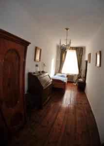 uma sala de estar com piso em madeira e uma janela em Slavonice Mázhaus em Slavonice