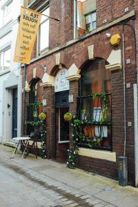 una tienda frente a un edificio de ladrillo con una ventana en 7 Cannon Street en Preston