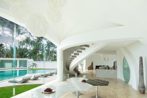 Casa blanca con escalera de caracol y piscina en Boutique Villas Sensation Tabanan en Tabanan