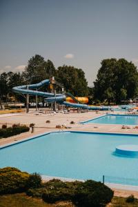 een groot zwembad met een glijbaan bij DELUXE Lake View Mobile Homes with Thermal Riviera Tickets in Brežice