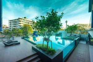 ein Schwimmbad auf dem Dach eines Gebäudes in der Unterkunft Lewit Hotel Pattaya, a member of Radisson Individuals in Pattaya South