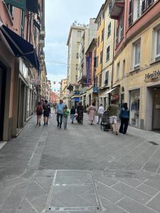 Un groupe de personnes marchant dans une rue de la ville dans l'établissement Affittacamere Via Prione, à La Spezia