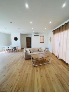 - un salon avec un canapé et une table dans l'établissement Belle villa neuve avec jardin et parking, à Calenzana