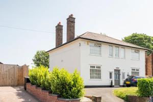 uma casa branca com duas chaminés em Charming Chester Studio with private garden & free parking em Chester