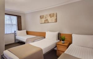 Postel nebo postele na pokoji v ubytování Lords Hotel
