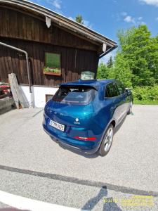 un coche azul estacionado frente a un edificio en Rottl-Sepp Renoth Karoline, en Berchtesgaden
