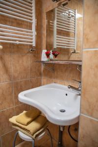 a bathroom with a white sink and a mirror at Ferienwohnung-fuer-4-Personen-in-Sassnitz-WB in Sassnitz