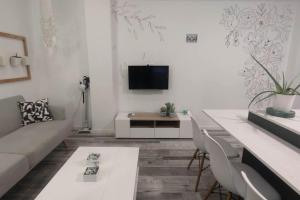 a living room with a couch and a table at Apartamento Turquesa in Zaragoza