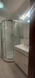 bagno con doccia in vetro e lavandino di SanFernando14 ad Alicante