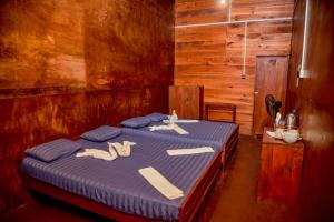 Un pat sau paturi într-o cameră la Rainforest View Hostal And Rainforest Tours