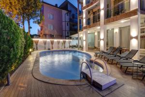 Bazén v ubytování Family Hotel Jupiter nebo v jeho okolí