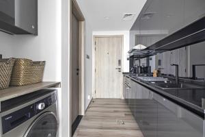 Kuchyň nebo kuchyňský kout v ubytování A Living Luxury Studio Nicholas Residence JVC