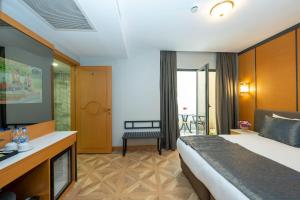 une chambre d'hôtel avec un lit et une chaise dans l'établissement Freya Hotel, à Istanbul