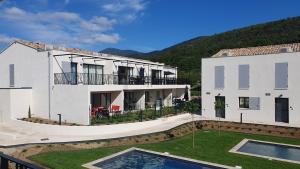 uma imagem de uma casa com piscina em Les Papillons du Ventoux - L'Aurore de Provence - twee slaapkamerappartement met terras en tuin em Malaucène