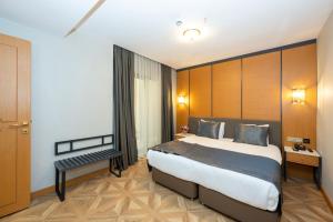 En eller flere senge i et værelse på Freya Hotel
