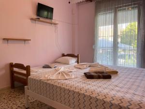 a bedroom with a bed with towels on it at Villa Maria Petru in Ierissos