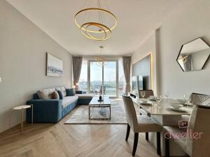 sala de estar con sofá azul y mesa en Dweller - Luxury Apartment Sleep 4, en Dubái
