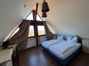 Postel nebo postele na pokoji v ubytování Hotel Alte Straßenmeisterei + 33 fotografií