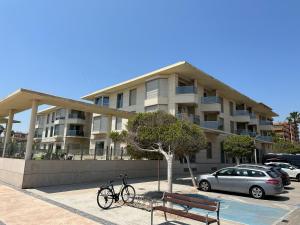 ein Gebäude mit zwei Fahrrädern auf einem Parkplatz in der Unterkunft Reinapart Patacona Beach 36 in Valencia