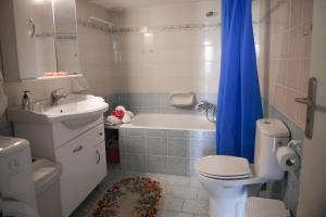 e bagno con vasca, servizi igienici e lavandino. di Perfetto Country House - Myrtos View a Anomeriá