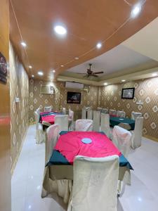uma sala de conferências com mesas e cadeiras e um tecto em Hotel Milina Uttara em Daca