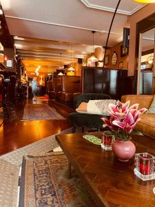 - un salon avec des canapés et une table fleurie dans l'établissement Hotel Old Quarter, à Amsterdam
