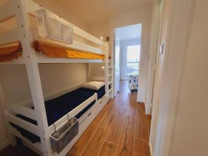 a room with two bunk beds and a hallway at T2 FIDJI vue Port et Mer Parking CLIM Wifi - ROSSIconciergerie - Linge en option in La Grande-Motte