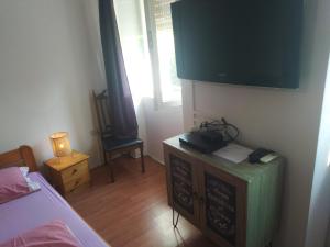 1 dormitorio con cama y pizarra en la pared en Apartment Doris en Rijeka