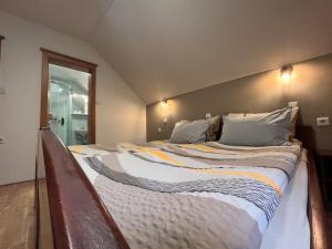 ein großes Bett mit zwei Kissen darauf in einem Zimmer in der Unterkunft Country house - Turistična kmetija Ambrož Gregorc in Solčava