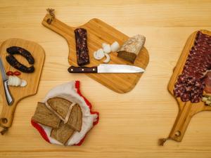 einen Tisch mit einem Schneidebrett mit Brot und einem Messer in der Unterkunft Country house - Turistična kmetija Ambrož Gregorc in Solčava