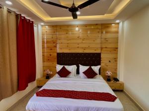 Postel nebo postele na pokoji v ubytování Hotel The Nature Heaven Mussoorie + 18 fotografií