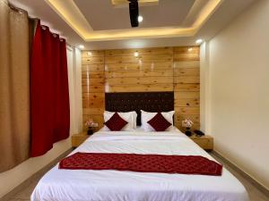 Postel nebo postele na pokoji v ubytování Hotel The Nature Heaven Mussoorie