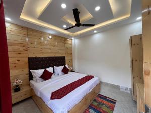 Postel nebo postele na pokoji v ubytování Hotel The Nature Heaven Mussoorie