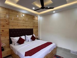 Postel nebo postele na pokoji v ubytování Hotel The Nature Heaven Mussoorie