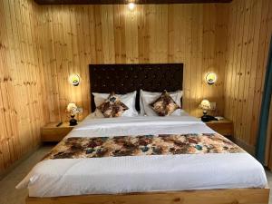 Postel nebo postele na pokoji v ubytování Hotel The Nature Heaven Mussoorie