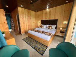 Postel nebo postele na pokoji v ubytování Hotel The Nature Heaven Mussoorie