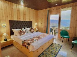 Postel nebo postele na pokoji v ubytování Hotel The Nature Heaven Mussoorie