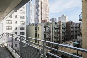 uma vista para a cidade a partir de uma varanda em Spectacular Fully Furnished 2 BR 2 Bath in Upper East Side em Nova York