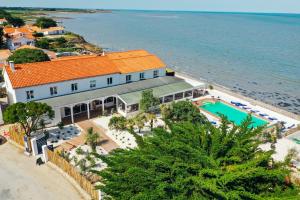 an aerial view of a villa with a swimming pool at Hôtel Le Noirmoutier in Barbâtre