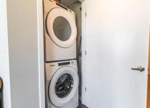 - un lave-linge et un sèche-linge dans une petite pièce dans l'établissement Trendy and Modern 2BDR 2BTH for 4 pax in Hollywood, à Los Angeles