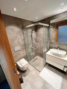 a bathroom with a shower and a toilet and a sink at Sakin ve huzurlu bir tatil için… in Çeşme