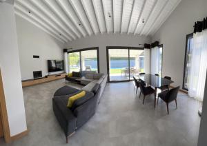 a living room with a couch and a table at Sakin ve huzurlu bir tatil için… in Çeşme