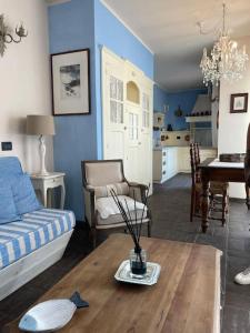 uma sala de estar com um sofá e uma mesa em Casa Gelsomino em Forte dei Marmi