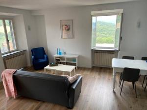 een woonkamer met een bank en een tafel bij i Fiori in Cibottola