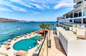 Leonardo Royal Hotel Mallorca في بالمانوفا: اطلالة على المحيط من شرفة الفندق