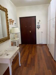 a room with a table and a mirror and a door at casa felice in Carrara