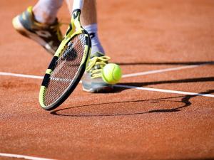 una raqueta de tenis y una pelota de tenis en una pista en My Rooms Manacor Centre by My Rooms Hotels en Manacor