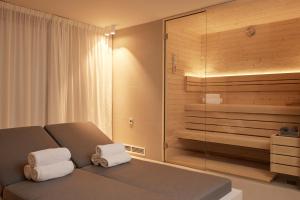 オーステンデにあるC-Hotels Burlingtonのソファ付きの部屋(折りたたみ式タオル2枚付)