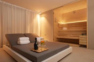 een slaapkamer met een bed met een dienblad met eten erop bij C-Hotels Burlington in Oostende